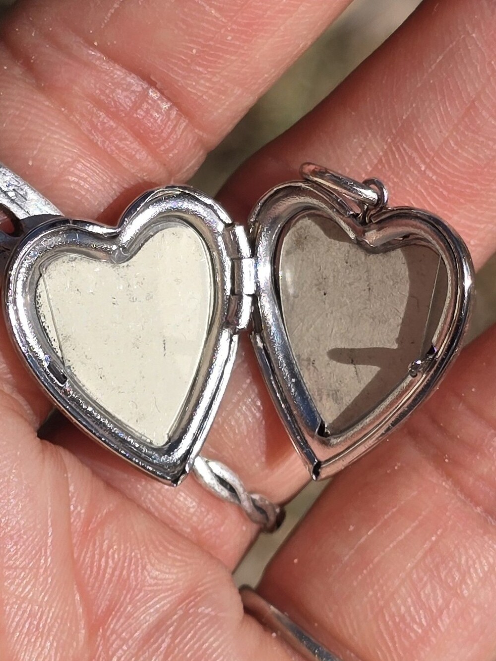Brushed 925 sterling silver diamond star/sun burst center heart locket - Picture 15 of 16